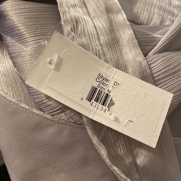 NWT 🏷 Womans gorgeous silver razor back evening gown with built in slip - Picture 7 of 8